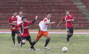 FOTO PIALA WALI KOTA : Berebut BOla