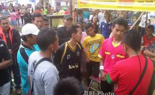 TARKAM COLOMADU RICUH : Turnamen Sepak Bola Putra Fajar Karanganyar Dihentikan