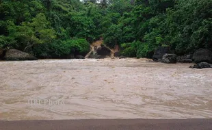 BANJIR DI GUNUNGKIDUL : Sungai Baron Meluap, Nelayan Tetap Melaut