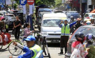 FOTO SUPELTAS : Mengatur Kendaraan