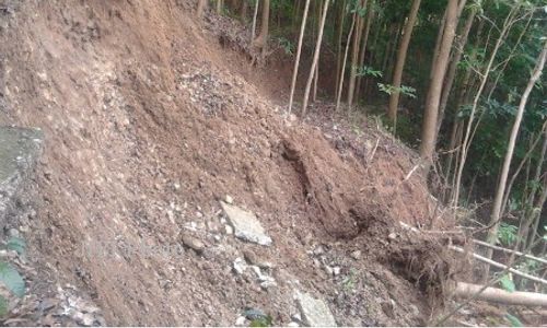 LONGSOR KARANGANYAR : Rumah di Tawangmangu Terkena Longsor, Nenek-Nenek Terluka