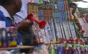 FOTO PASAR GEMBRONG : Terompet dan Kembang Api 