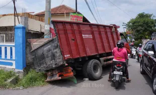 TRUK TERPEROSOK SELOKAN