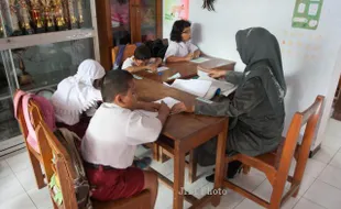 SISWA SLB A-YKAB MENGIKUTI UAS