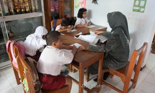 SISWA SLB A-YKAB MENGIKUTI UAS