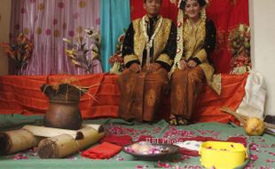 FOTO UNISRI : Busana Pengantin