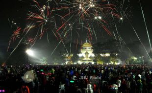 FOTO TAHUN BARU 2014 : Pesta Kembang Api di Gasibu dan Gedung Sate