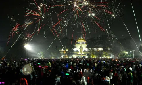 FOTO TAHUN BARU 2014 : Pesta Kembang Api di Gasibu dan Gedung Sate