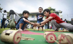 FOTO PERMAINAN TRADISIONAL : Mencoba Permainan Gasing