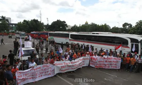 FOTO PENUTUPAN TERMINAL LEBAK BULUS : Menolak Penutupan Pelayanan Bus AKAP