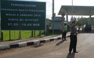 FOTO PENUTUPAN PINTU M1 : Penundaan Waktu Pengalihan