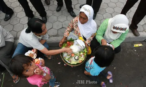 FOTO SEKATEN JOGJA : Tumpeng Nasi Gurih Dan Endok Abang