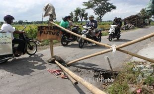 JALAN RUSAK KLATEN : Gorong-Gorong Ambles Digilas Truk Pengangkut Pasir