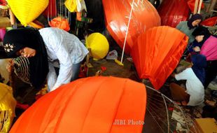 FOTO IMLEK : Pembuatan Lampion