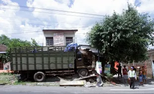 KECELAKAAN SOLO : Rem Blong, Truk Tabrak Warung Kelontong Sampai Remuk