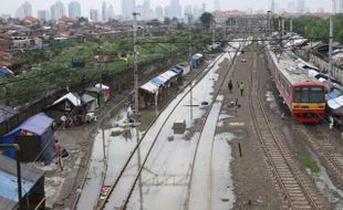 FOTO BANJIR JAKARTA :   Melintasi Rel Yang Terendam Air