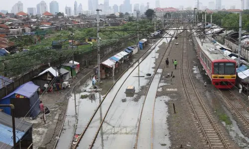 BANJIR JATENG : Stasiun Tawang Banjir, Penumpang KA Jurusan Semarang Diturunkan di Poncol