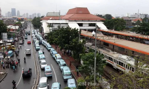 Bocah Ini Nekat Panjat Atap Stasiun Tanah Abang