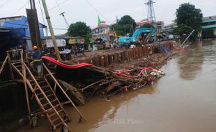 FOTO BANJIR JAKARTA : Perbaikan Tanggul