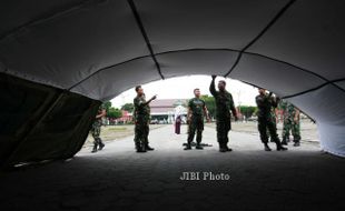 FOTO PERSIAPAN GELAR PASUKAN : Mendirikan Tenda