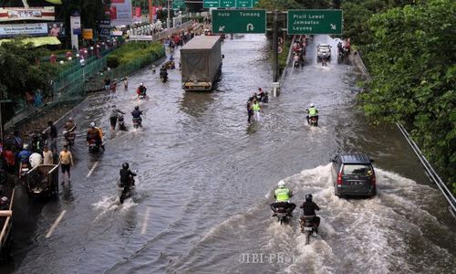 BANJIR JAKARTA : Pintu Air Katulampa dan Depok Siaga IV