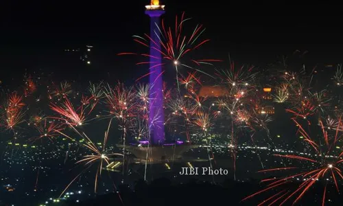 FOTO TAHUN BARU 2014 : Warga Jakarta Berpesta Kembang Api