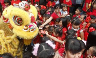 FOTO TAHUN BARU IMLEK : Memasukkan Angpao