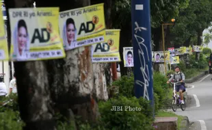 PEMILU 2014 : Atribut Kampanye 3 Caleg DPR Langgar Aturan