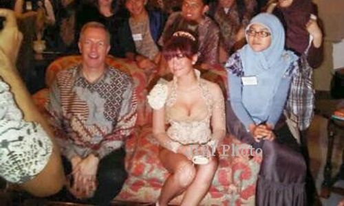 Agnes Monica Dibully Gara-Gara Pamer Belahan Dada