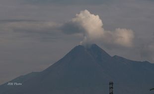 AKTIVITAS GUNUNG MERAPI : BPPTKG Jogja Nilai Fenomena Merapi Aneh