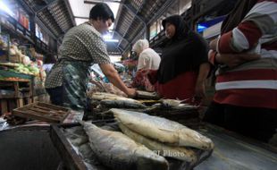 FOTO PASAR GEDE : Melayani Pembeli Ikan Bandeng 