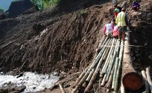 FOTO TANAH LONGSOR KUDUS : Membangun Jembatan Darurat