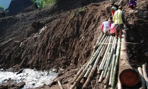 FOTO TANAH LONGSOR KUDUS : Membangun Jembatan Darurat