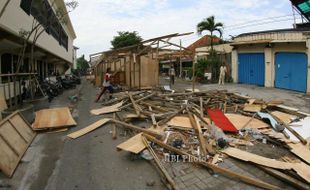 FOTO PASAR ELPABES : Kios Darurat Pasar Elpabes Dibongkar