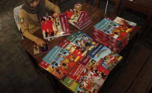 FOTO BUKU PAKET :  Buku Paket Tematik Terpadu Kurikulum 2013