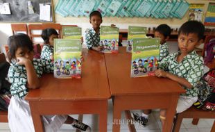 TAHUN AJARAN BARU : Sekolah Dilarang Tarik Uang Buku!