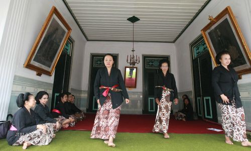 Abdi Dalem Wajib Lestarikan Budaya Lebih dari Warga Lain