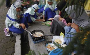 FOTO COOKING SEASON : Memasak Makanan Berbahan Tahu