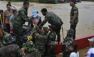 FOTO BANJIR JAKARTA : Evakuasi Korban Banjir