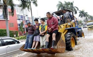 FOTO BANJIR JAKARTA : Menumpang Alat Berat Terjang Banjir