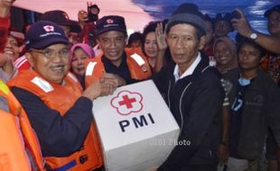 FOTO BANJIR JAKARTA : PMI Salurkan Bantuan di Pengungsian