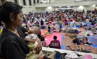 FOTO BANJIR JAKARTA : Pengungsi Bermalam di GOR