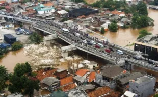 FOTO BANJIR JAKARTA : Sampah Menumpuk di Jembatan