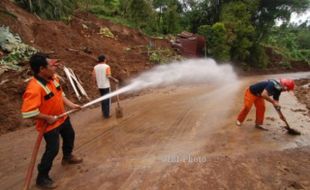 FOTO BANJIR MANADO : Tanah Longsor Halangi Jalan