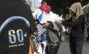 FOTO CAR FREE DAY : Earth Hour Kumpulkan Sampah