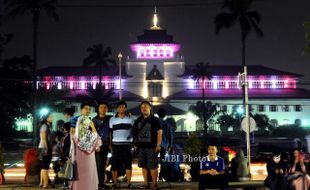 FOTO LAMPU LED : Giliran Bandung Diterangi Philips