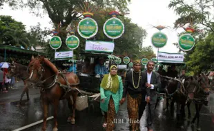 FOTO NIKAH MASSAL : Dikirab Saat Car Free Day