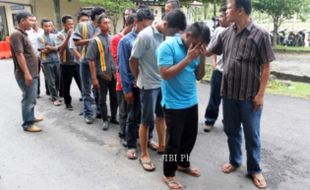 FOTO PEMBOBOL BAGASI BANDARA : Perwira Polisi Kecurian, Penjarah Ditangkap