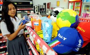 FOTO PIALA DUNIA 2014 : Merchandise Piala Dunia Diminati   