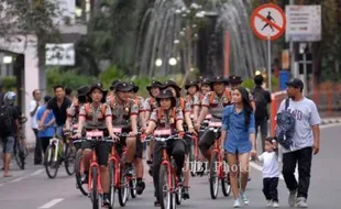 FOTO POLISI BERSEPEDA : Polisi Pengaman Objek Vital Berpatroli